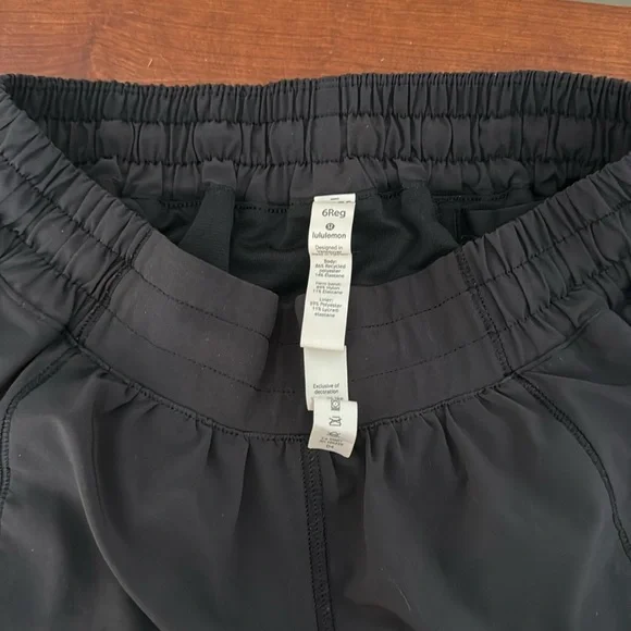 Lululemon Hotty Hot 2.5” shorts - Picture 4 of 6